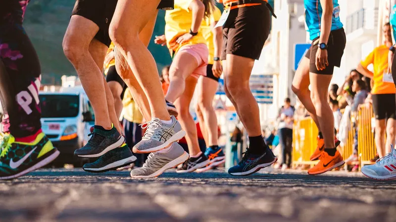 Corredora entrenando en una pista de atletismo al aire libre