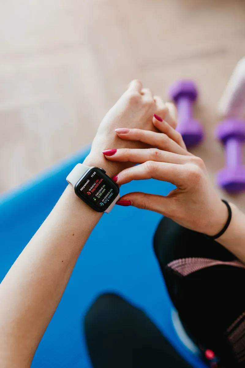 Reloj deportivo GPS en la muñeca de un corredor mostrando datos de entrenamiento