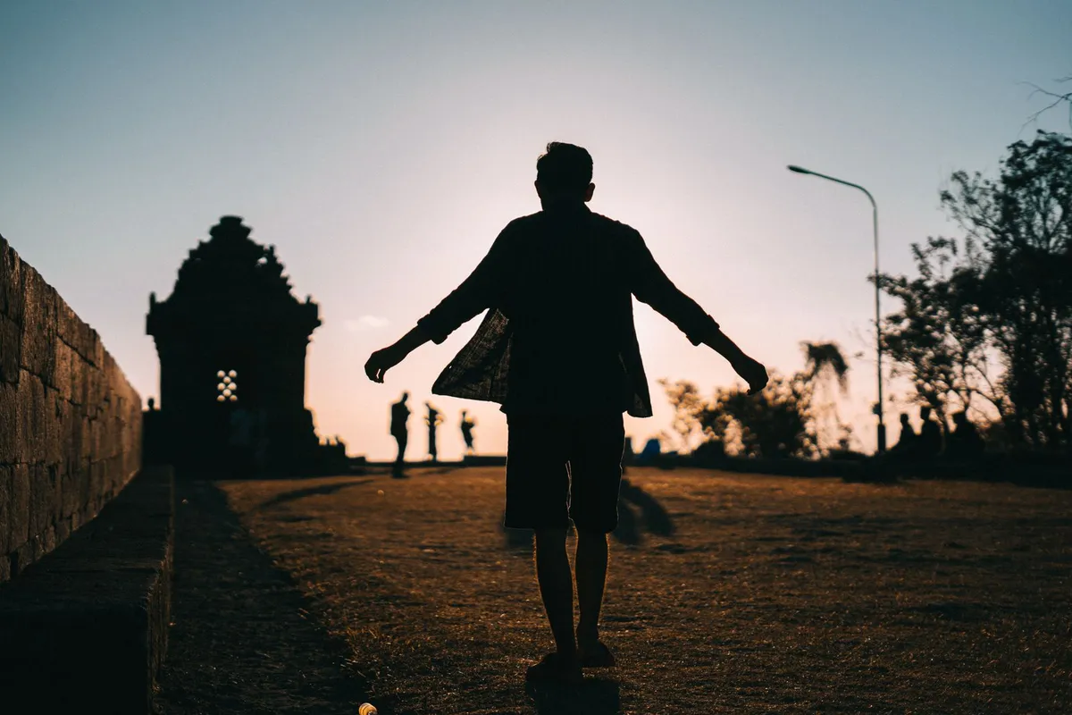 Silueta de una persona al amanecer antes de correr