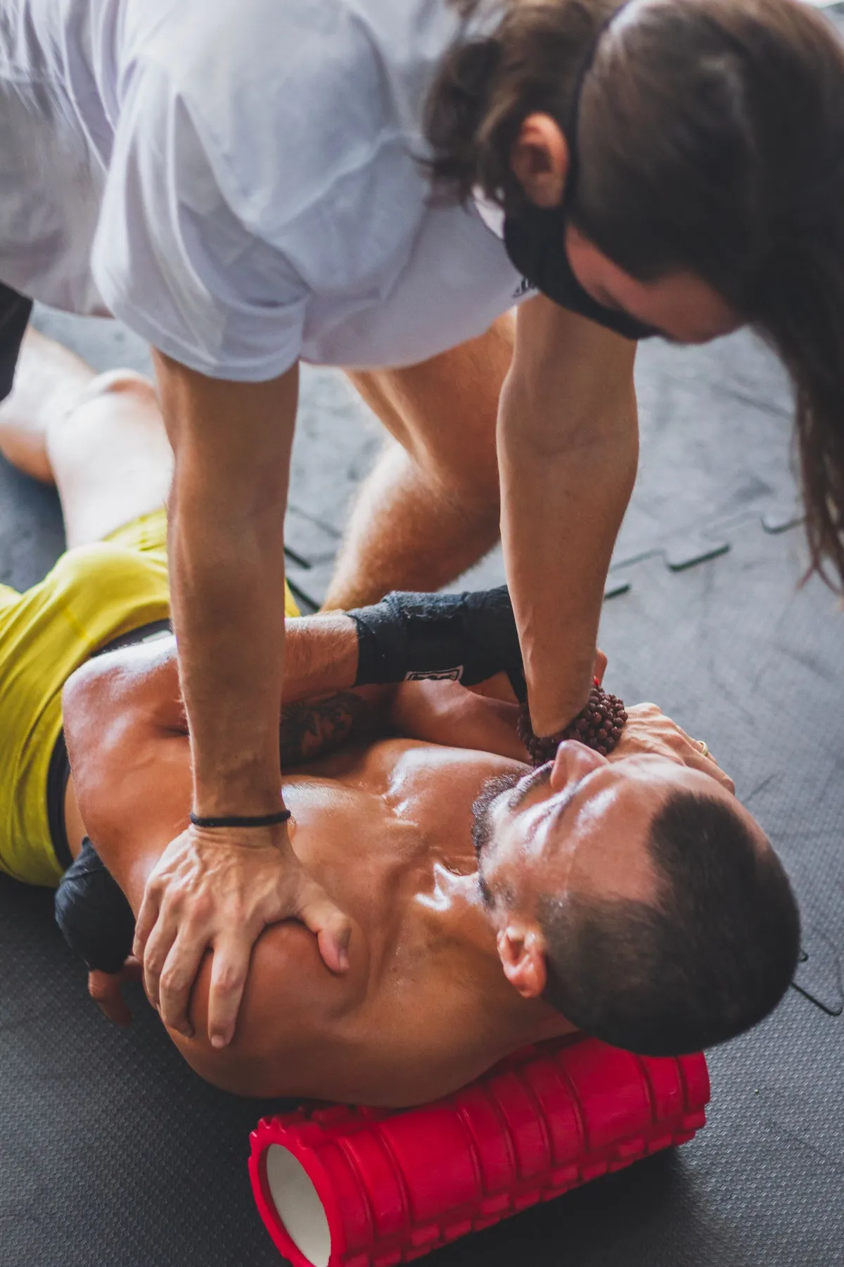 Deportista usando un rodillo de espuma para recuperar los músculos