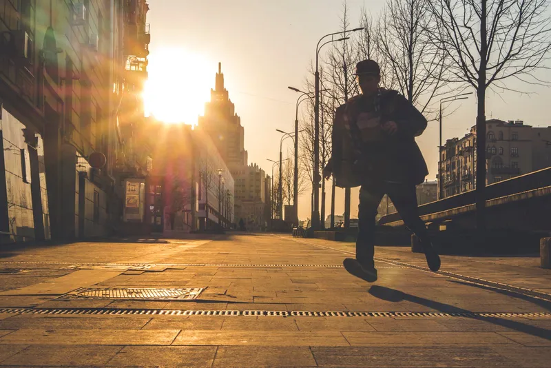 Silueta de un corredor por la ciudad al atardecer